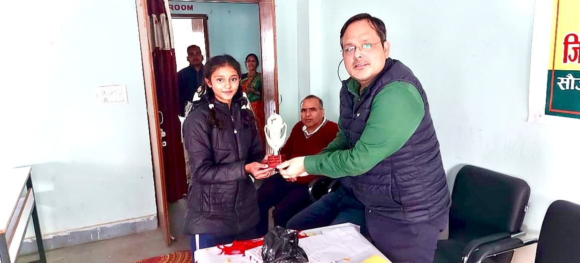 वाद-विवाद में नंदनी, तो पोस्टर प्रतियोगिता में अनिशा अव्वल