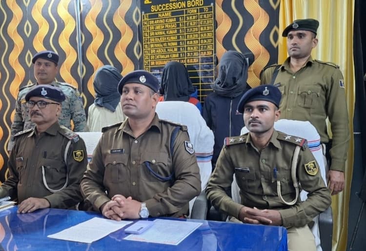 लूटी गयी ई रिक्शा बरामद, तीन गिरफ्तार अन्य फरार