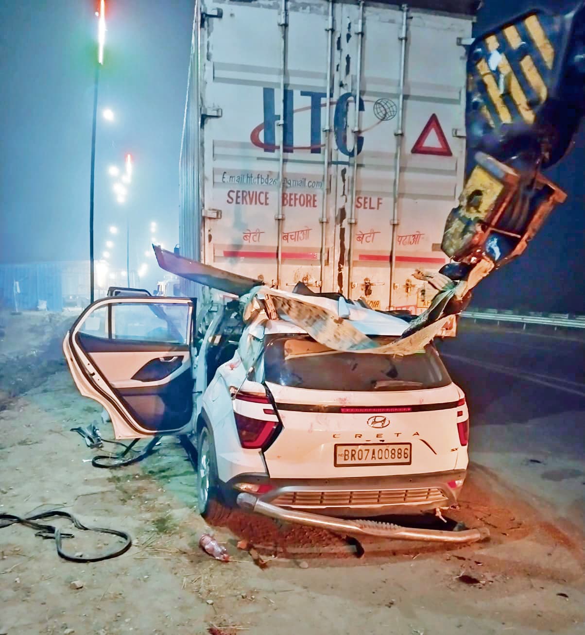 कार ने खड़े ट्रक में मारी टक्कर, एक की मौत, पांच जख्मी, सभी जा रहे थे कुंभ स्नान करने