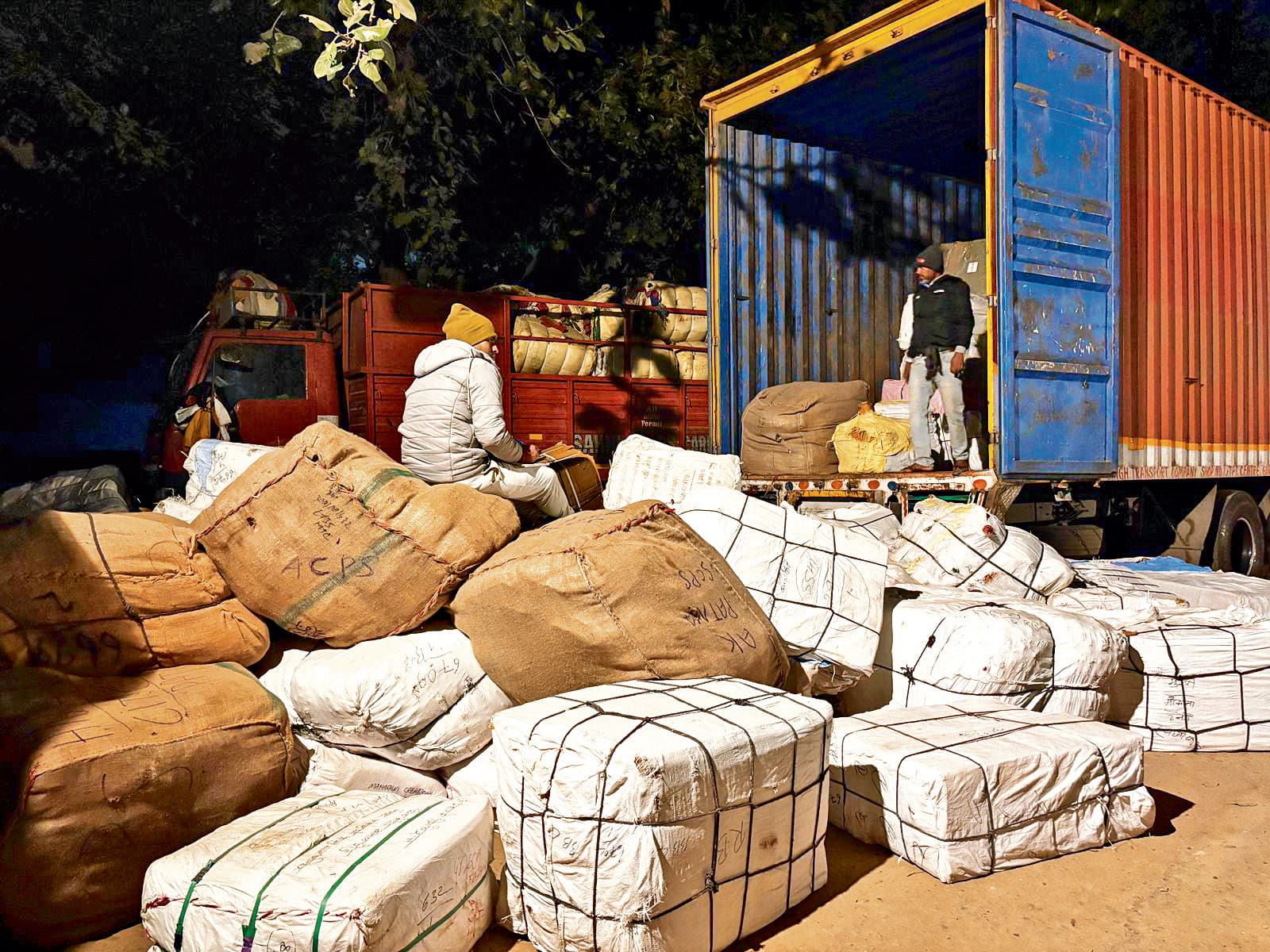 कुल्हड़िया टोल प्लाजा के समीप पार्सल कंटेनर में छिपाकर ले जायी जा रही शराब बरामद