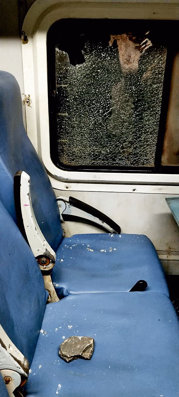 स्टील एक्सप्रेस पर पथराव करने के आरोप में चार अरेस्ट