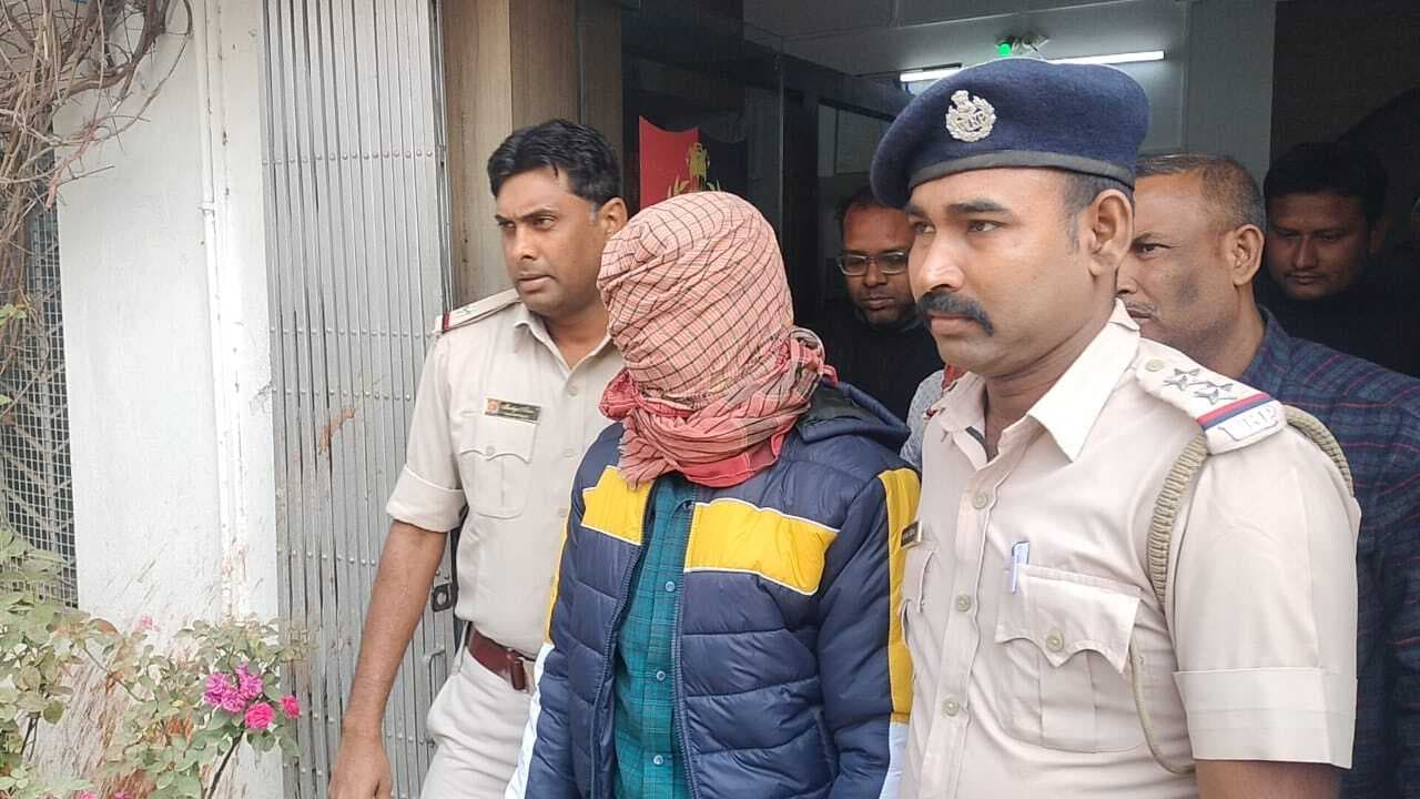 पुलिस ने दो लाख जाली नोटों के साथ दो व्यक्ति को किया गिरफ्तार