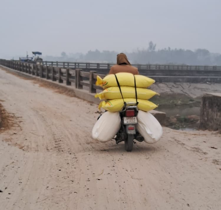 किसानों को यूरिया की है दरकार, दुकानदारों की मनमानी से हैं परेशान