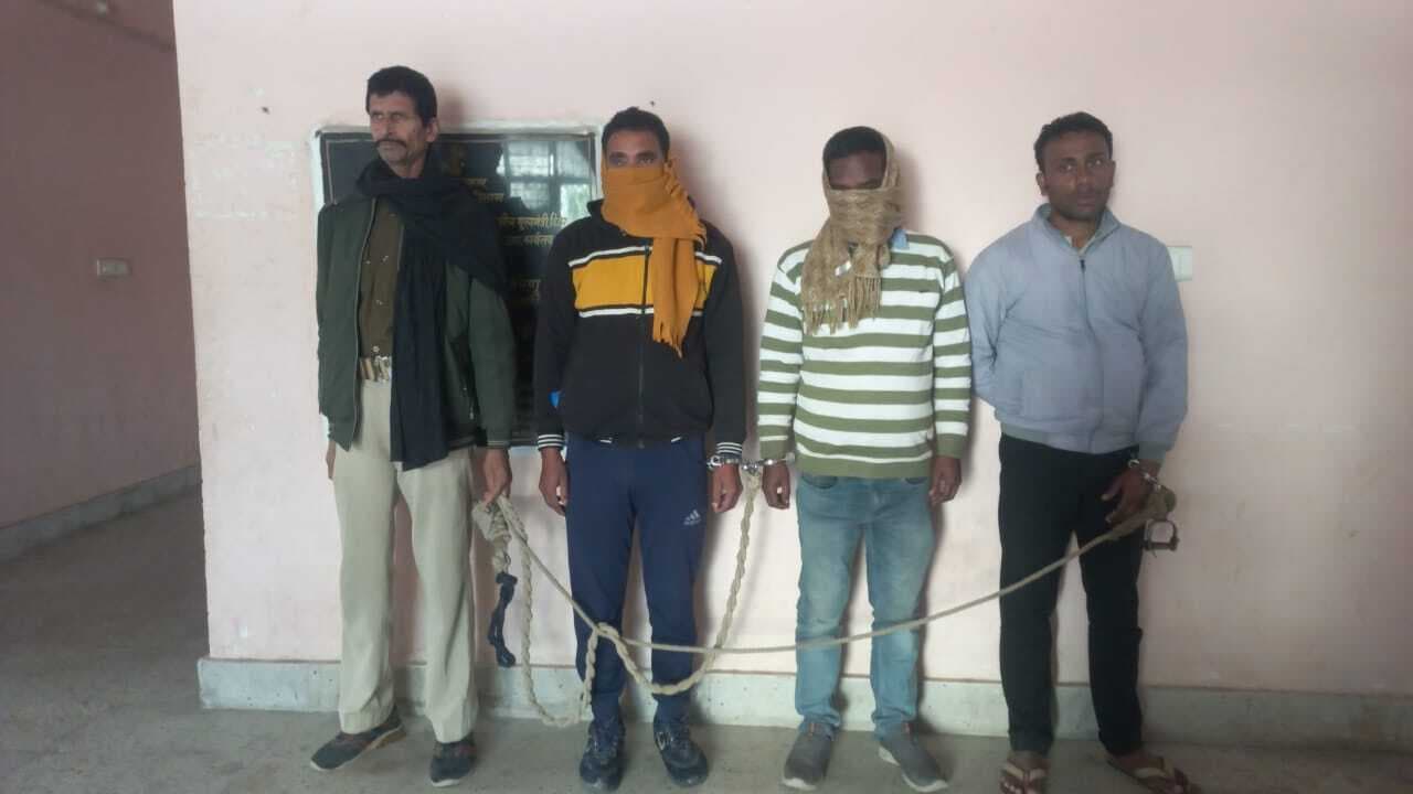 एक तस्कर व दो शराबी गिरफ्तार