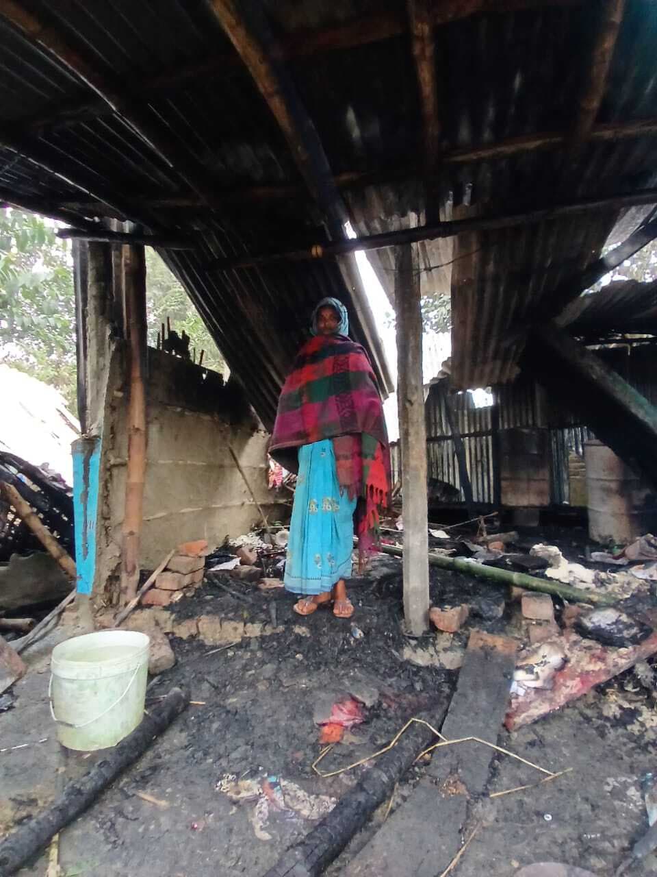 अगलगी में फूस के तीन घर जले