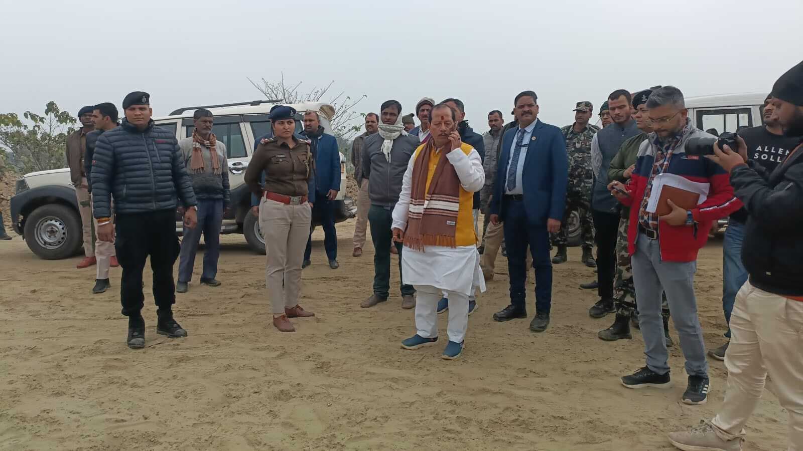 सड़क निर्माण में आ रहे अड़चन को लेकर जमीन मालिकों से डिप्टी सीएम ने की बात