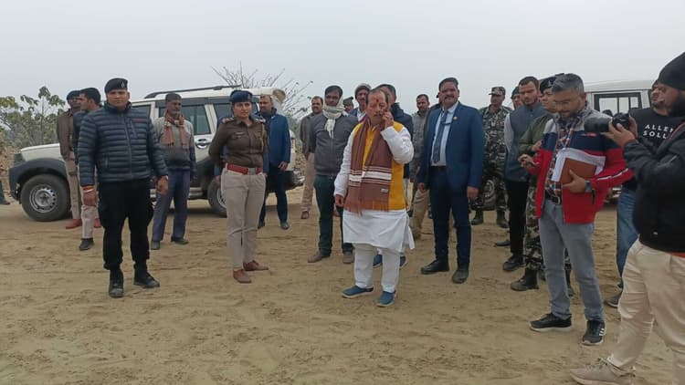सड़क निर्माण में आ रहे अड़चन को लेकर जमीन मालिकों से डिप्टी सीएम ने की बात