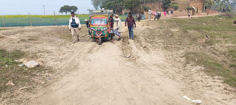 शांति मोड़ बाजार से श्रीधर कॉलोनी नं 10 तक सड़क जर्जर, ग्रामीण परेशान