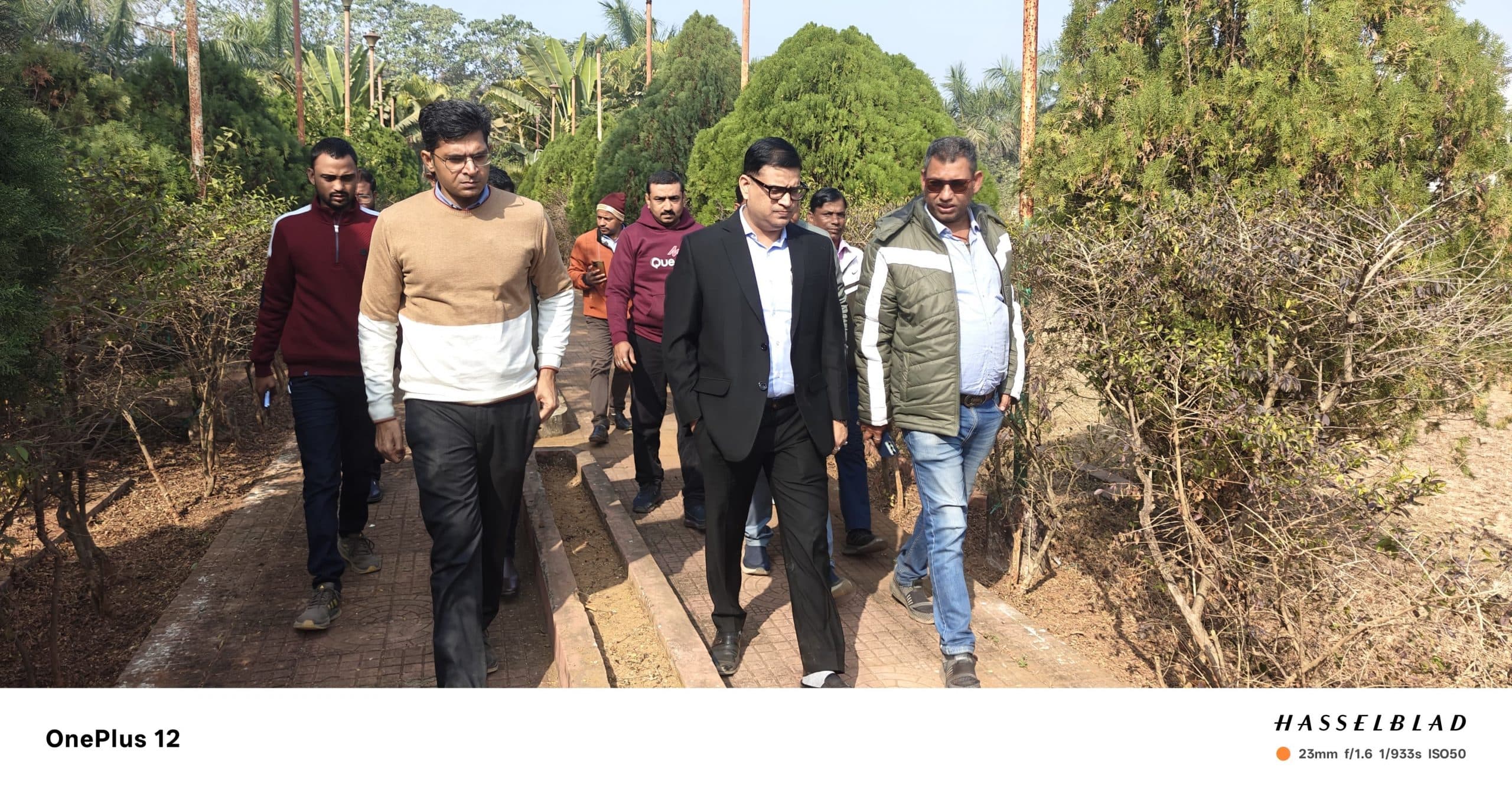 Deoghar News : झंडोत्तोलन स्थलों का नगर आयुक्त ने लिया जायजा