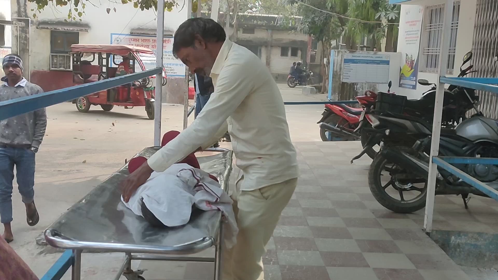 ट्रैक्टर की चपेट में आने से बालक की मौत, आक्रोशित लोगों ने की सड़क जाम