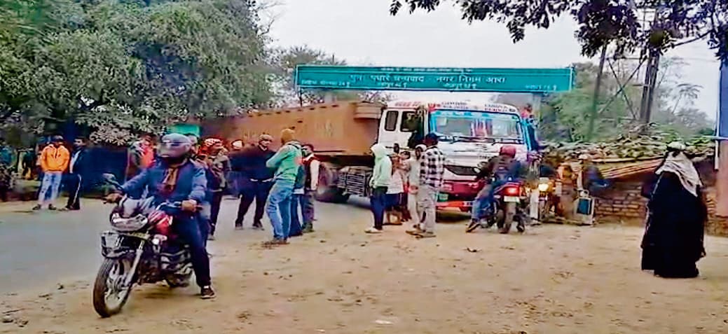 बेलगाम कंटेनर ने कोचिंग से घर लौट रहे दो भाइयों को रौंदा, एक की गयी जान