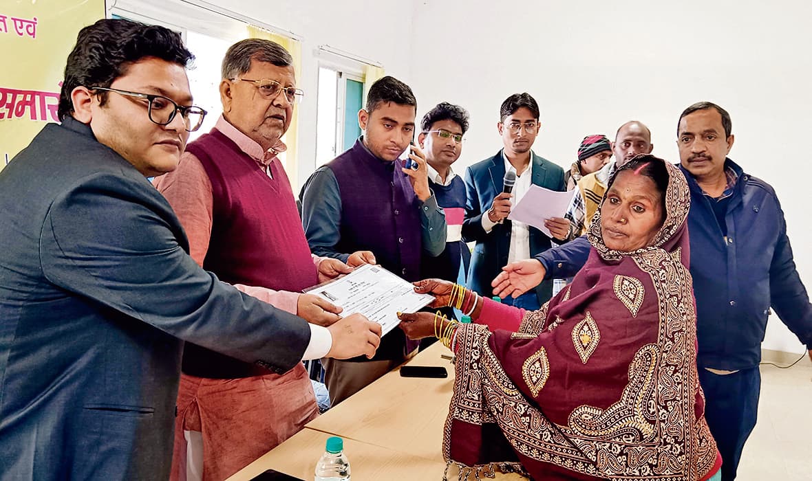 भूमिहीन परिवारों को मिला पर्चा