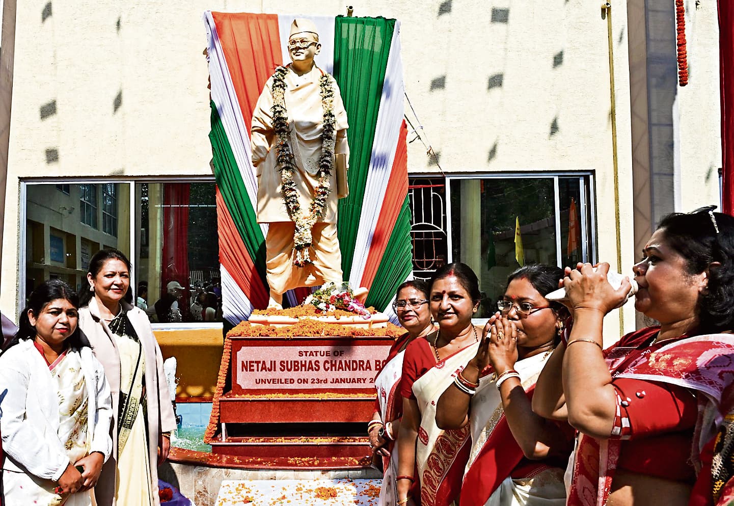 ranchi news : यूनियन क्लब में नेताजी की आठ फीट ऊंची प्रतिमा का अनावरण