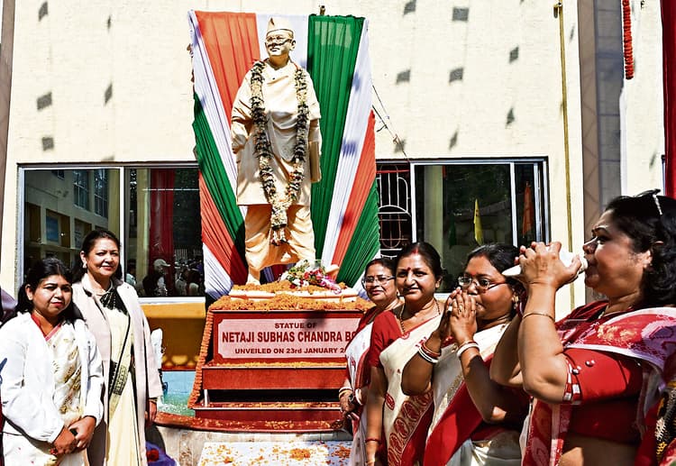 ranchi news : यूनियन क्लब में नेताजी की आठ फीट ऊंची प्रतिमा का अनावरण
