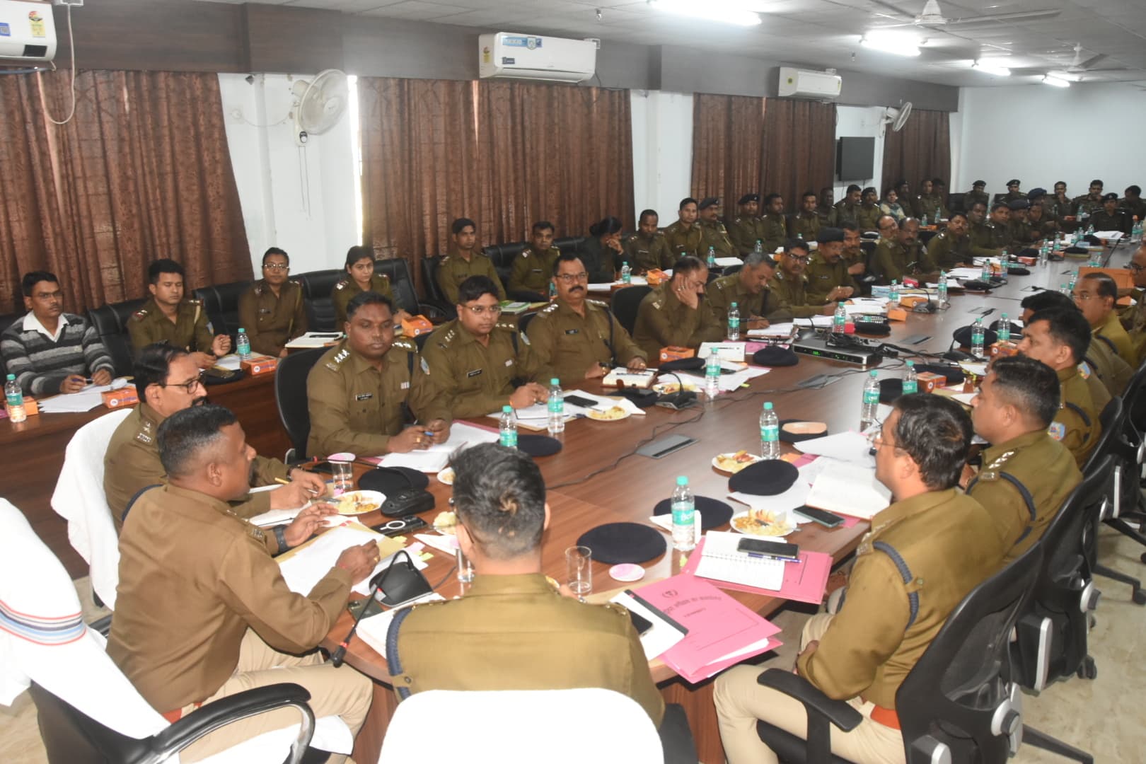 Dhanbad News : लंबित मुकदमों की जांच में तेजी लायें, लेटलतीफी बर्दाश्त नहीं