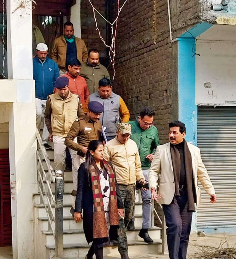 Chapra News : जिस उत्पाद थाने पर कार्रवाई का जिम्मा, वहीं हो रही थी शराब पार्टी, थानाध्यक्ष, एएसआइ व सिपाही गिरफ्तार