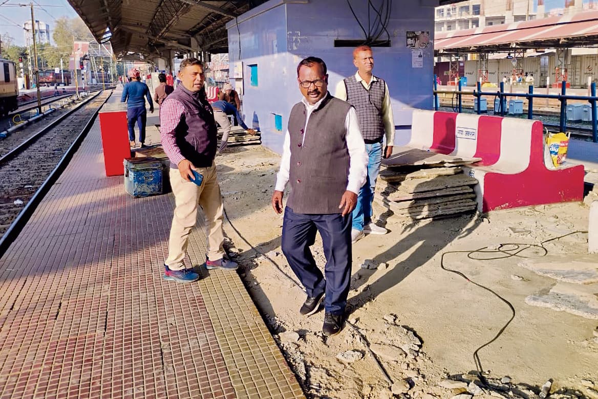 Gaya News : चार और पांच नंबर प्लेटफॉर्म की लंबाई-चौड़ाई का काम शुरू