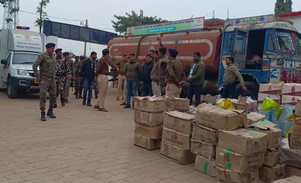 पुलिस की छापेमारी से शराब तस्कर की टूटी कमर पर बड़ी मछली अभी भी गिरफ्त से बाहरभारी मात्रा में पकड़ी गयी शराब की खेप पर धंधेबाजों के गर्दन तक पहुंच नहीं पायी पुलिस बीते तीन महीने में पूर्णिया पुलिस ने पकड़ी विदेशी शराब की तीन बड़ी खेप, 15812 लीटर बरामदपूर्णिया. बीते तीन महीने के दौरान पूर्णिया पुलिस ने विदेशी शराब की तीन बड़ी खेप को पकड़ने में सफलता पायी है. एक टेंकर, एक कंटेनर एवं एक दूध के कंटेनर से एक ही ब्रांड के कुल 15812 लीटर विदेशी शराब की बरामदगी हुई. इस मामले में तीन ट्रकों के चालक और खलासी को गिरफ्तार किया गया. यह पूर्णिया पुलिस के लिए बड़ी उपलब्धि मानी जा रही है. तीनों खेप के शराब की बरामदगी के बाद पुलिसिया पूछताछ में इसबात का खुलासा किया गया था कि पश्चिम बंगाल से शराब की खेप बिहार के जिलों में लाया जाता है लेकिन अब तक यह नहीं खुलासा हो सका है कि पकड़े गये शराब सूबे के किस जिले में और किस कारोबारी के लिए भेजा जा रहा था.पकड़े गये चालक और खलासी से पूछताछ से यह पता चलता है कि शराब की खेप को कहां लोड किया गया था. लेकिन शराब की खेप कहां पहुंचानी थी, इसकी पूरी जानकारी चालकों से नहीं मिली. पकड़े गये चालक के अनुसार उन्हें पूर्णिया से नौगछिया के रास्ते बढ़ते रहने का निर्देश किसी अज्ञात फोन नंबर से दिया जा रहा था. अज्ञात नंबर की जानकारी पुलिस को मिल जाती है. यह नंबर शराब कारोबारियों में किसी का हो सकता है. लेकिन अब तक इनमें से कोई कारोबारी पुलिस के द्वारा पकड़ा नहीं गया है. पकड़े गये शराब के बोतलों पर अरूणाचल के लेबलपकड़े गये शराब के बोतलों पर लगे लेबल में सभी अरूणाचल प्रदेश में बनी बतायी गयी है. हालांकि लेबल के बैच से भी पुलिस ने यह पता करने की कोशिश की कि जब्त शराब की बड़ी खेप अरूणाचल प्रदेश में कहां से खरीदी गयी थी और किसके द्वारा खरीदी गयी थी. बीते 20 अक्टूबर को 6894 लीटर विदेशी शराब सुधा दूध के नाम के एक टेंकर से पकड़ी गयी थी. तब एसपी द्वारा खुलासा किया गया था कि बरामद शराब की खेप असम में लोड किया गया था और बिहार के मुजफ्फरपुर जा रही थी. 13 जनवरी को कंटेनर से पकड़े गये शराब की ट्रक पश्चिम बंगाल के सिलीगुड़ी में चालक के हवाले किया गया था. जबकि 22 जनवरी को पकड़े गये ट्रक टेंकर के तीन जोड़ा नंबर प्लेट मिले हैं. इसके अलावा एक जीपीएस डिवाइस भी बरामद हुआ है. इस मामले में एसपी द्वारा बताया गया है कि गिरफ्तार चालक से पूछताछ में शराब तस्कर के फारवर्ड ओर बेकवर्ड लिंकेज के बारे में खुलासा हुआ है. इस संबंध में विधि संवत कार्रवाई की जा रही है. फोटो.