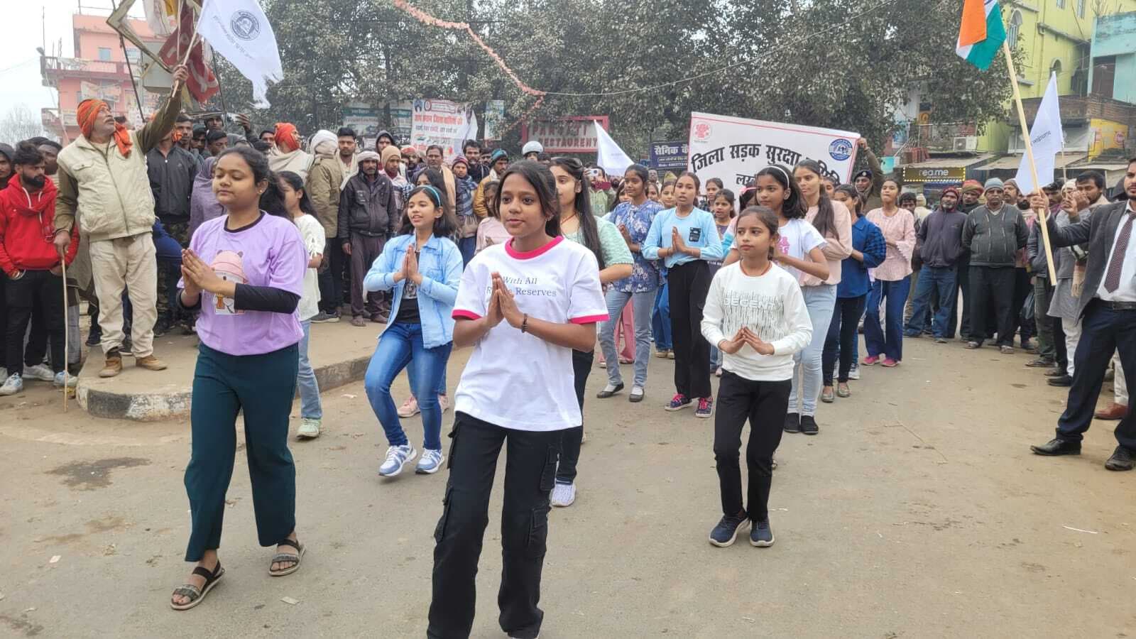 बच्चियों ने नृत्य के माध्यम से सड़क सुरक्षा के प्रति लोगों को किया जागरूक