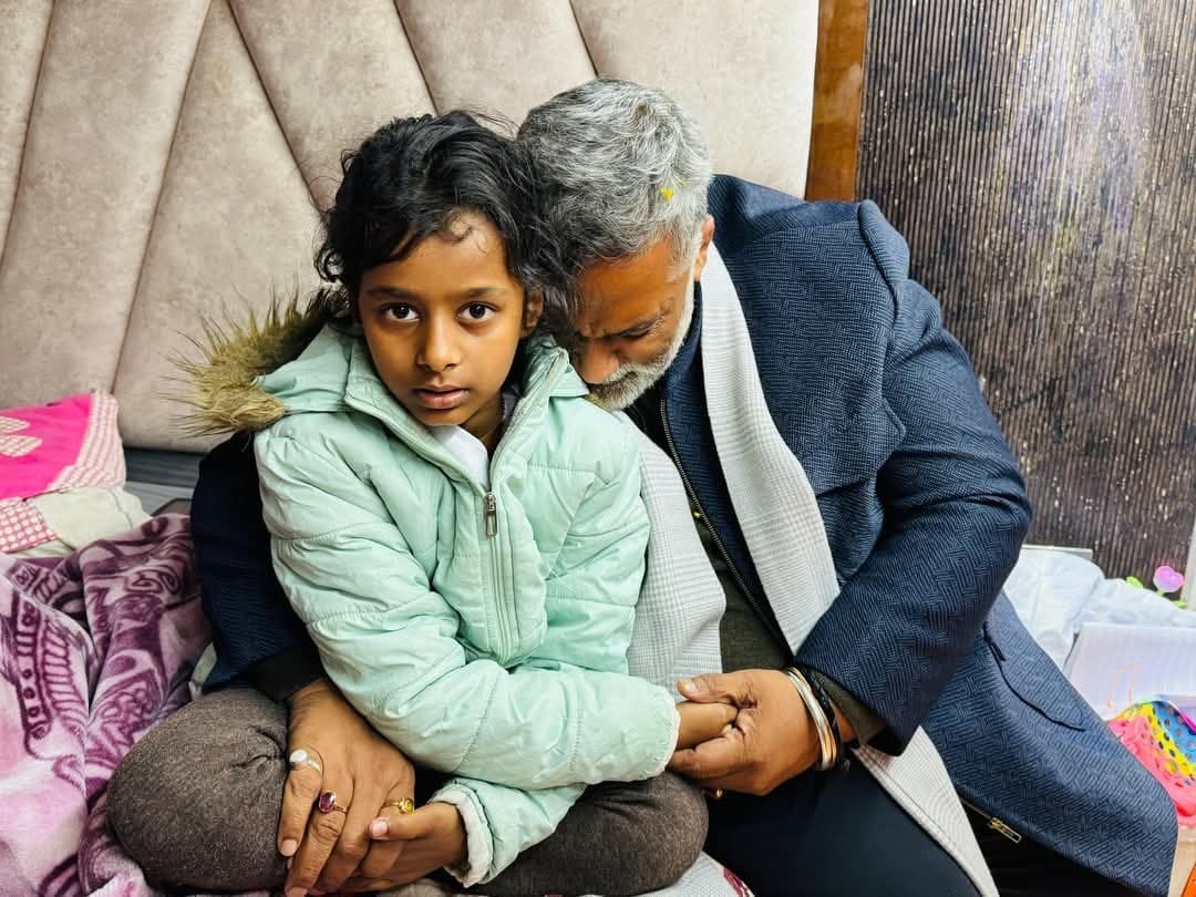 दिवगंत आर्यन की बेटी से मिल फूट-फूटकर रो पड़े सांसद