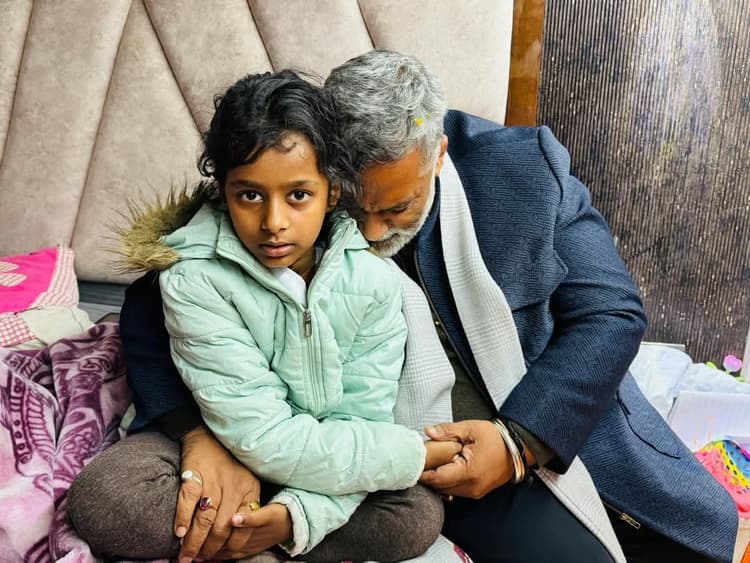 दिवगंत आर्यन की बेटी से मिल फूट-फूटकर रो पड़े सांसद