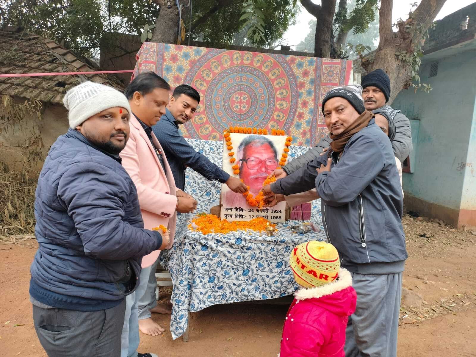 नाई समाज ने जयंती पर कर्पूरी ठाकुर को किया याद