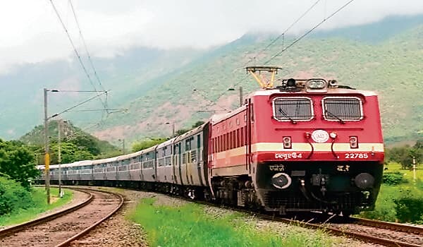 सप्तक्रांति में मिली गंदगी, एजेंसी पर लगा जुर्माना