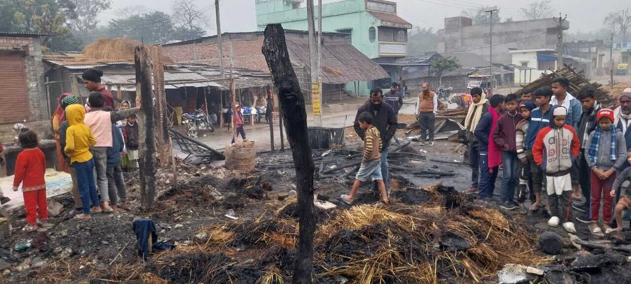 आग से दो दुकान व दो घर जले, लाखों की क्षति