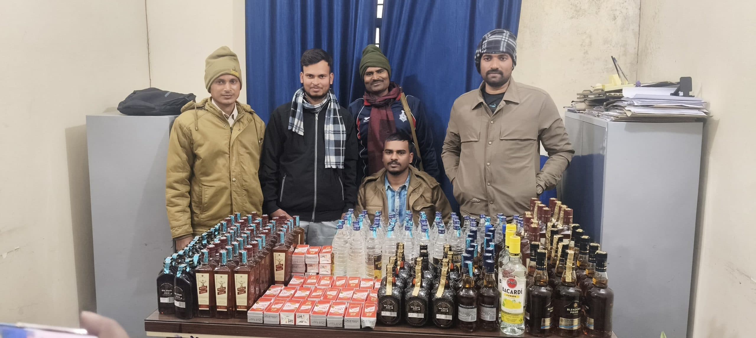 हाटे बाजार एक्सप्रेस ट्रेन से 100.40 लीटर शराब बरामद