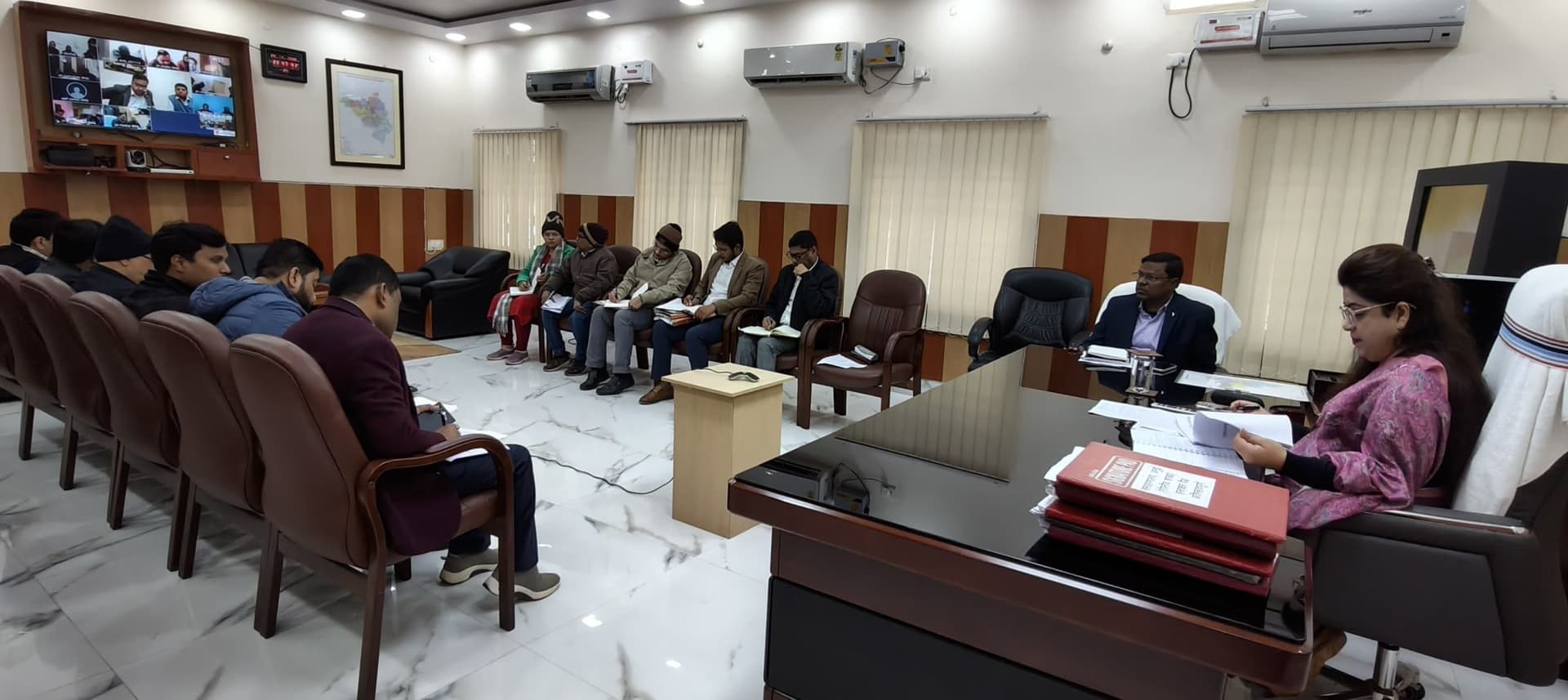 जिलाधिकारी ने की नीलाम पत्र वाद से संबंधित मामलों की समीक्षा
