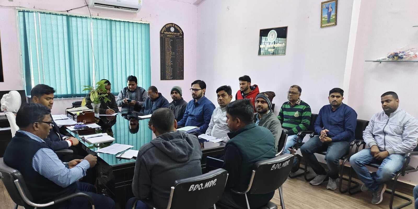 अबुआ आवास के लाभार्थियों से सहयोग करें बैंकर्स : बीडीओ