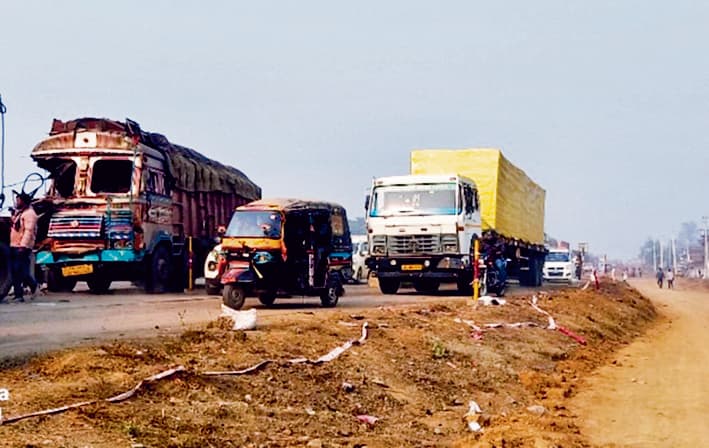 Gaya News : कोहरे के कारण जीटी रोड पर टकरायीं चार गाड़ियां, चालक हुआ घायल
