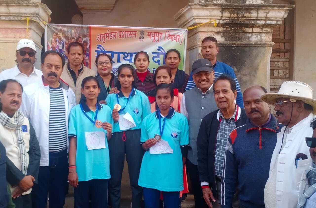 मैराथन दौड़ में राधिका, रोशनी व कोमल को मिला पुरस्कार