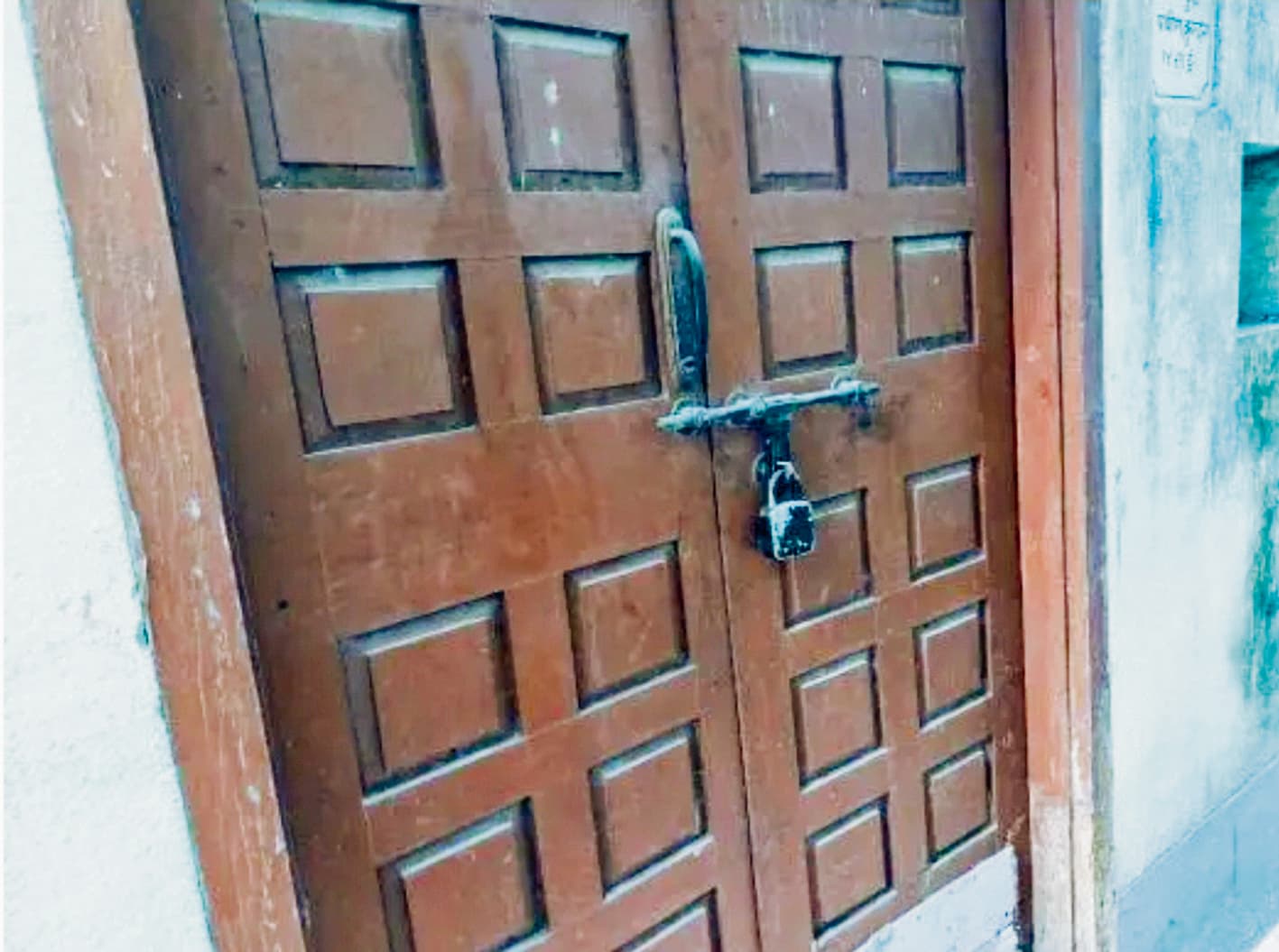 बेतिया के डीइओ के पैतृक घर में लटका है ताला