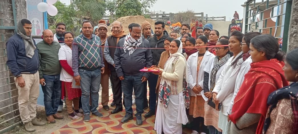स्टॉल लगाकर रोगियों की निशुल्क जांच के साथ दी गयी दवा