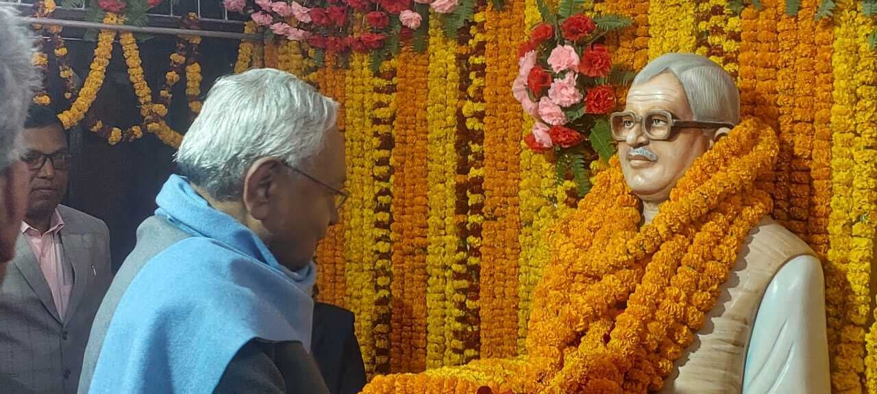 स्मृति भवन पहुंचे मुख्यमंत्री, जननायक की प्रतिमा पर किया माल्यार्पण