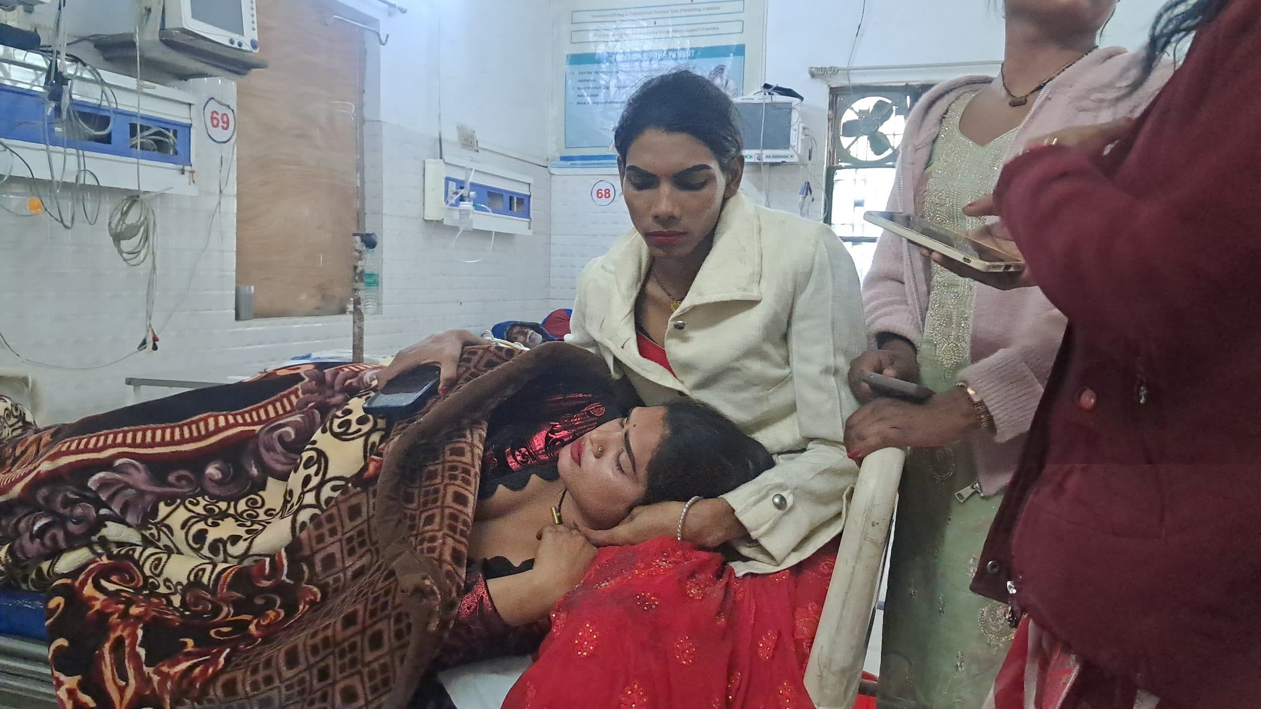 बधाइयां मांगने पहुंचे किन्नरों के साथ मारपीट, अस्पताल में भर्ती