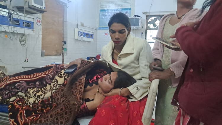 बधाइयां मांगने पहुंचे किन्नरों के साथ मारपीट, अस्पताल में भर्ती