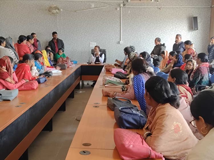 Giridih News :राष्ट्रीय मतदाता दिवस को ले अधिकारियों ने की बैठक