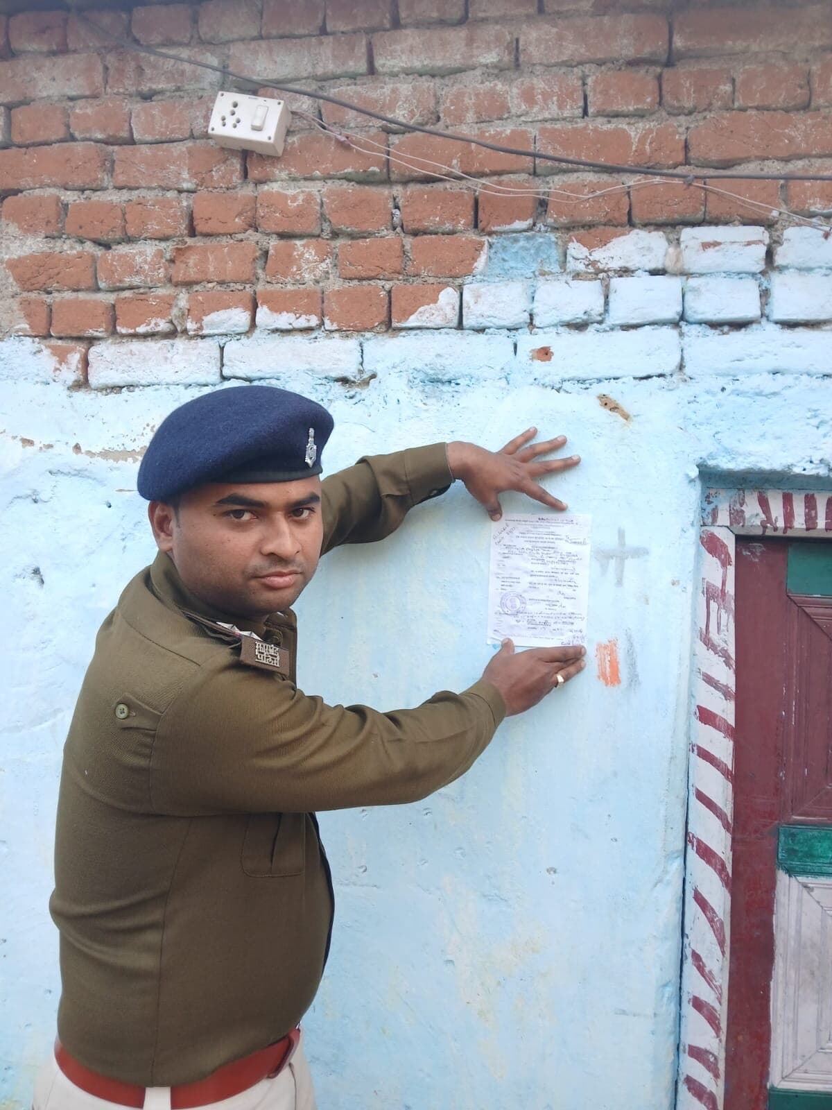 Giridih News: फरार आरोपी के घर पुलिस ने चिपकाया इश्तेहार