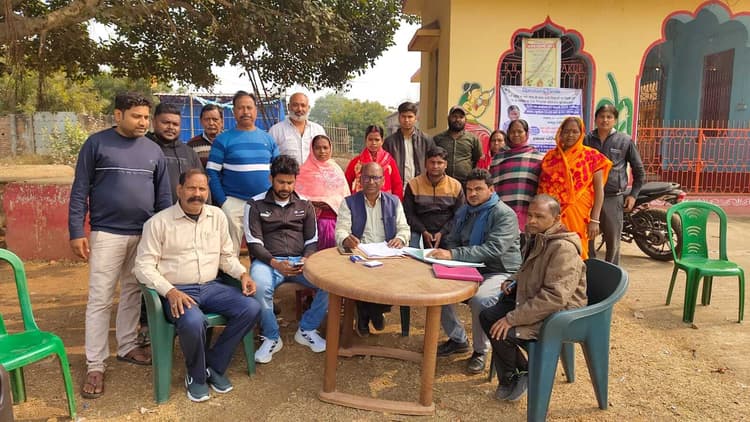 ग्रामीणों को पाकुड़ बाइपास सड़क निर्माण को लेकर दी गयी जानकारी