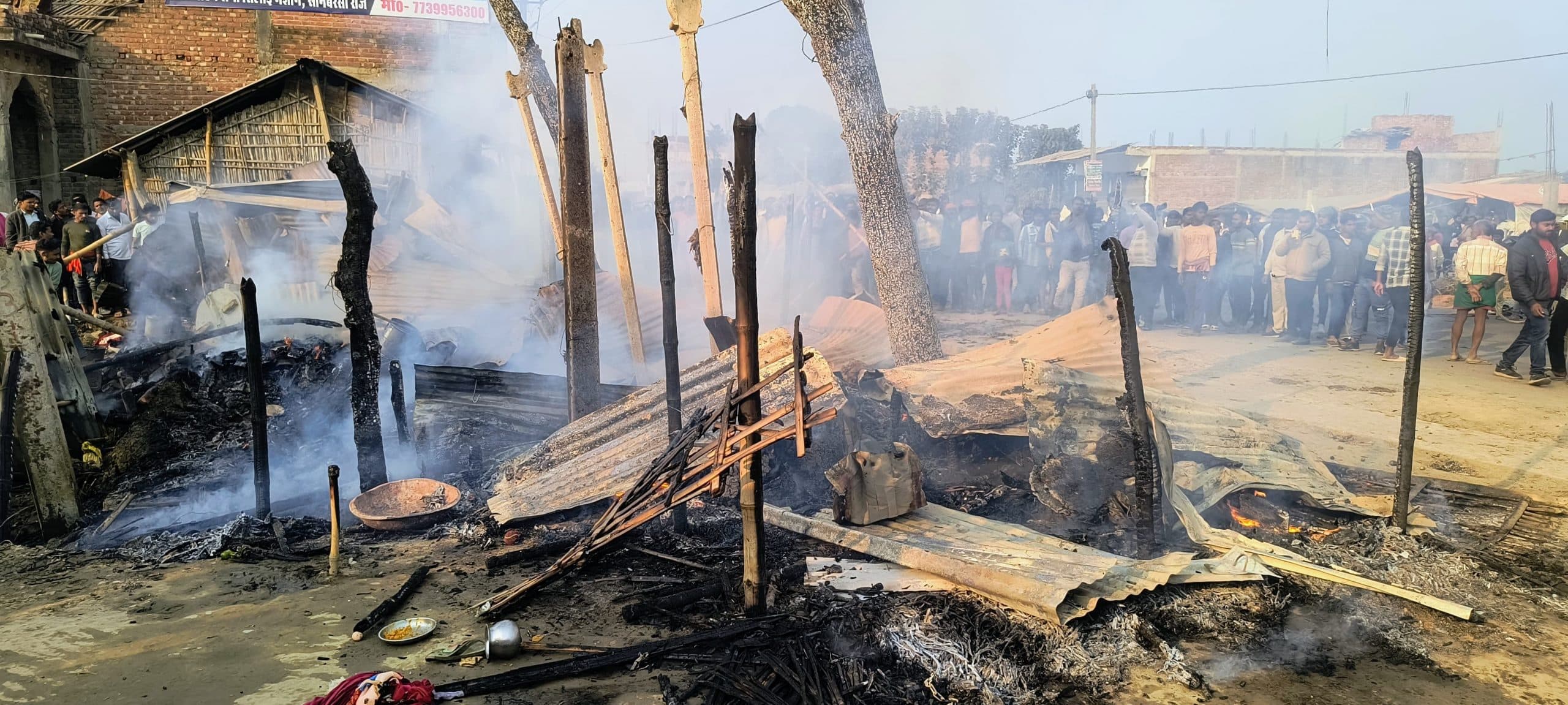 चूल्हे की चिंगारी से लगी आग, चार घर जले