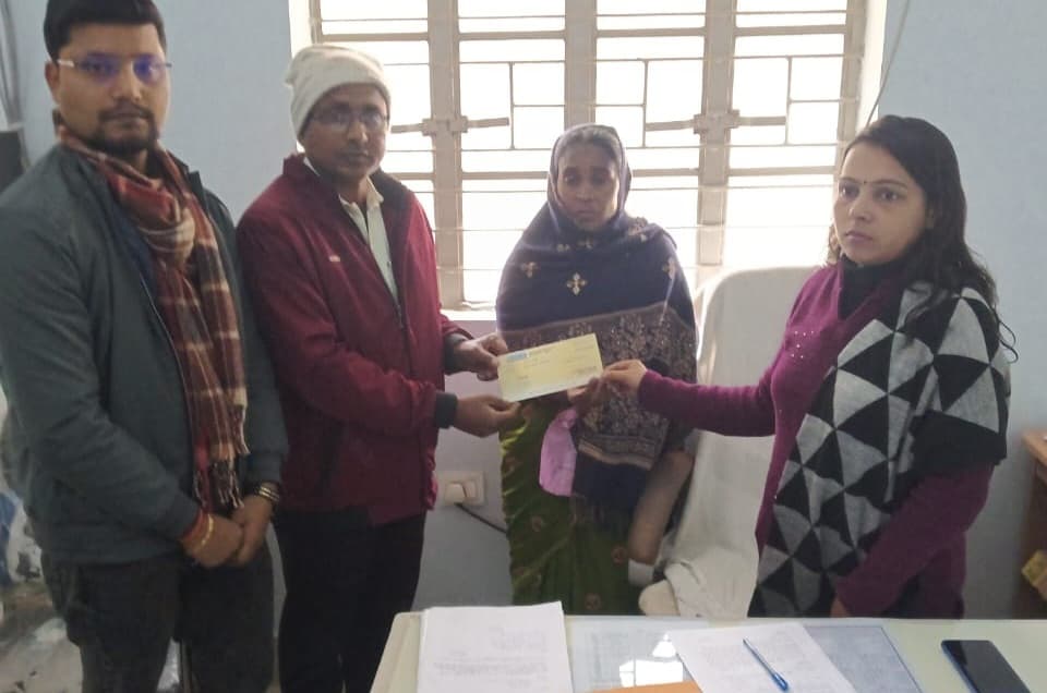 सीओ ने अग्निपीड़ित को दिया चेक