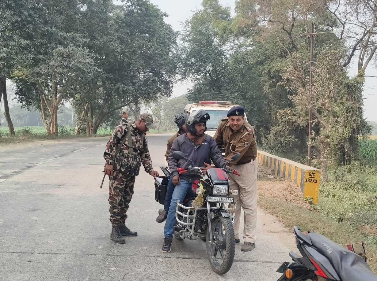 पुलिस ने एनएच पर चलाया वाहन चेकिंग अभियान