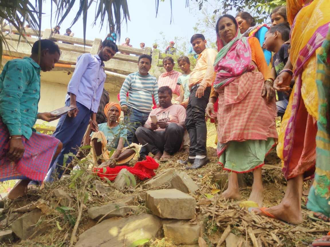 पुल के नीचे मिली अज्ञात नवजात बच्ची, जिंदगी व मौत से लड़ रही जंग