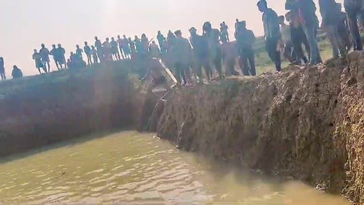 खेत में पिता को खाना देने जा रहा बालक पानी भरे गड्ढे में डूबा, मौत