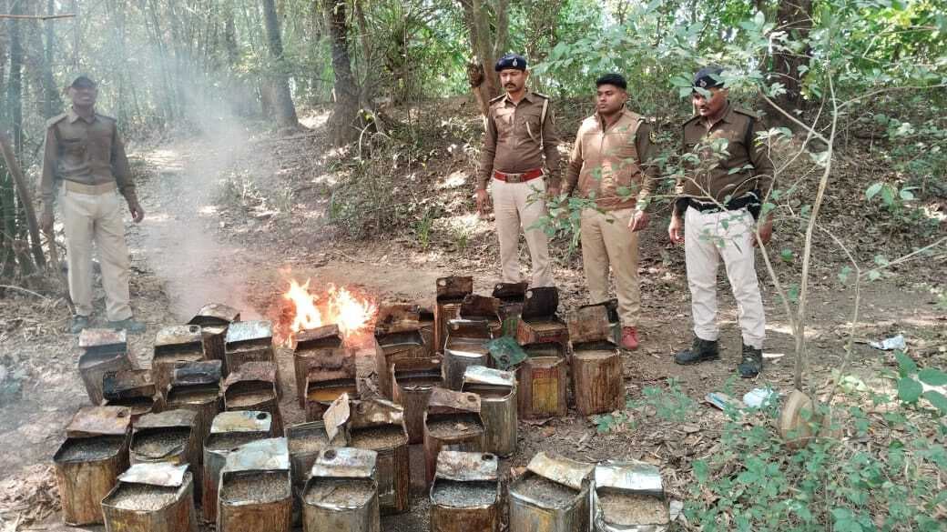 नदी किनारे झाड़ी में बनाये जा रहे शराब की भट्ठी ध्वस्त, 40 टीन महुआ शराब विनष्ट