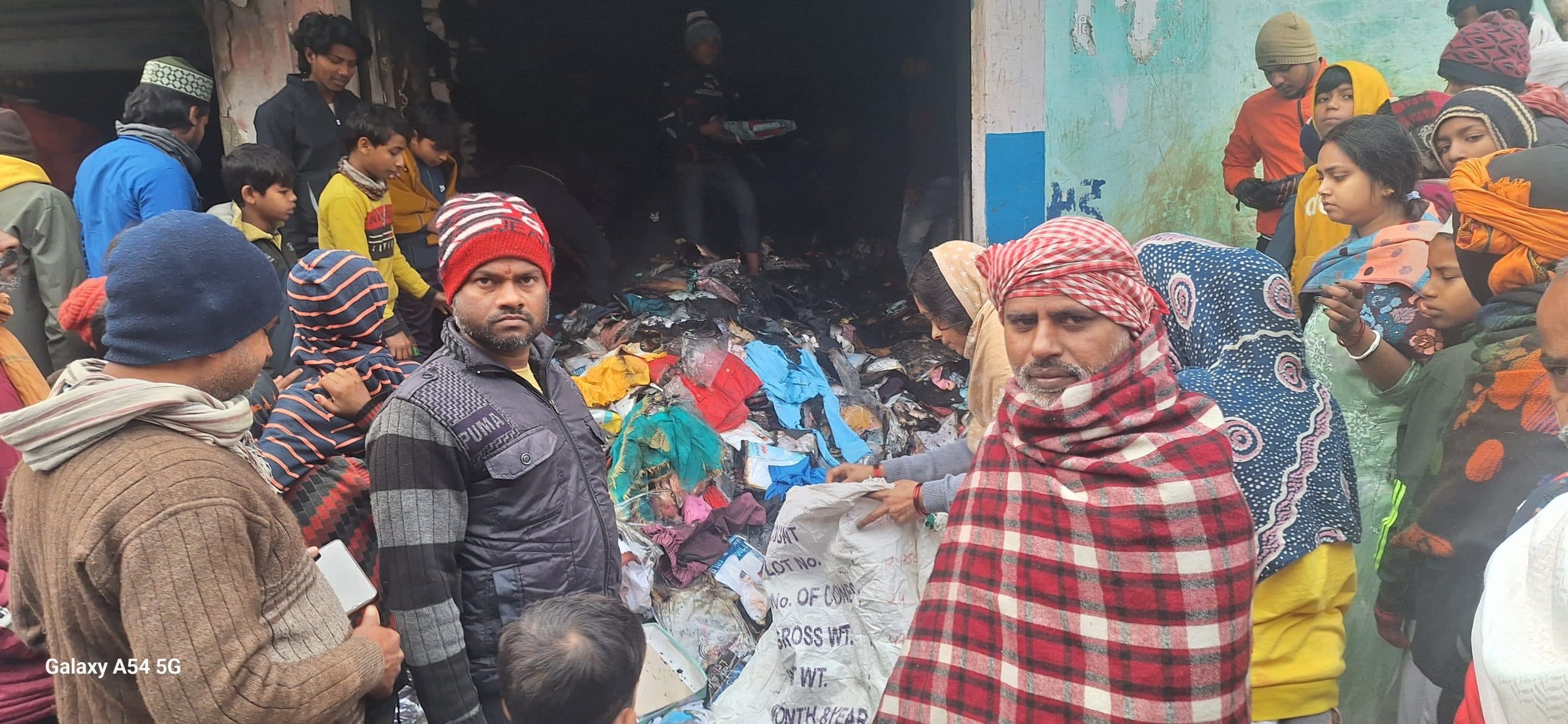 शॉर्ट सर्किट से दो कपड़ों की दुकान में लगी आग