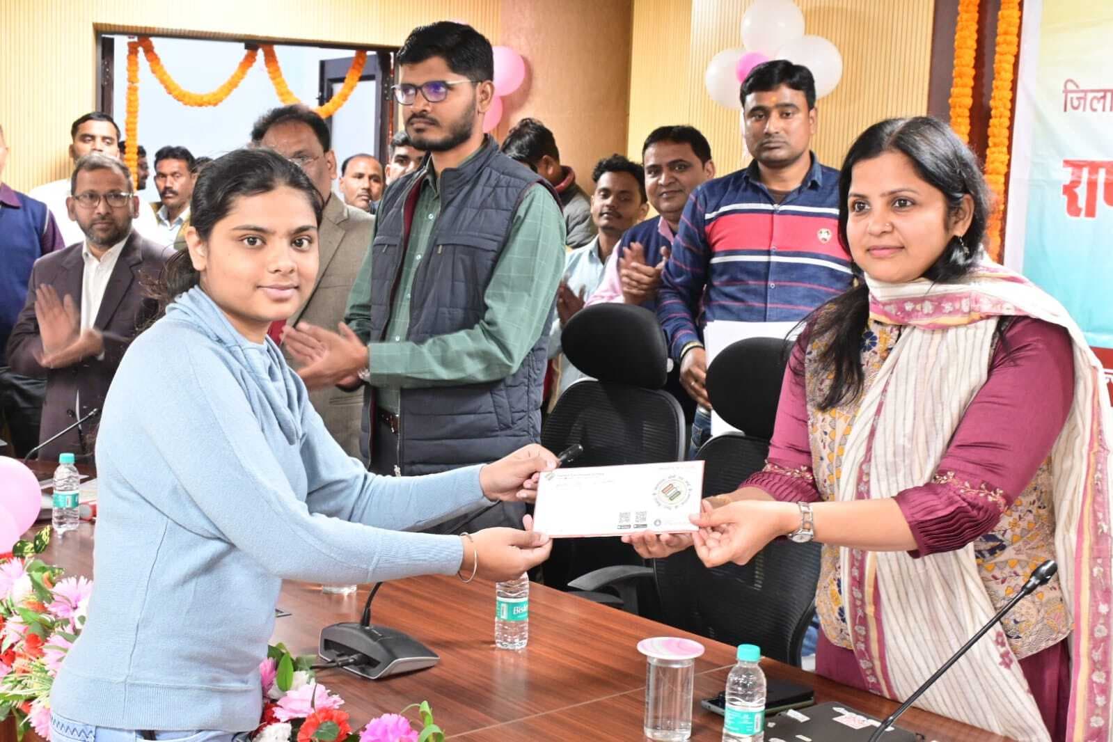 Dhanbad News: राष्ट्रीय मतदाता दिवस : मतदाताओं को दिलाई निडर हो मतदान करने की शपथ