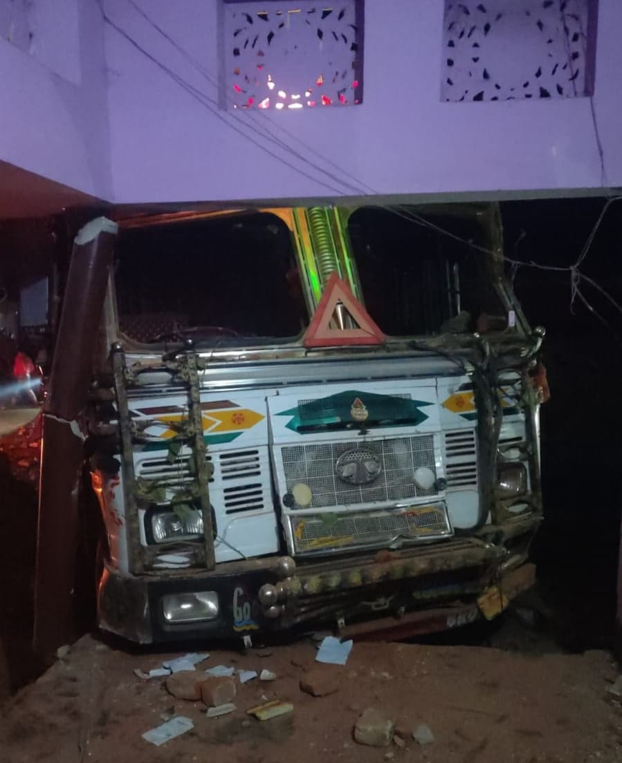 बाजार से लौट रही महिला को रौंदते हुए घर में घुस गया ट्रक, हुई मौत